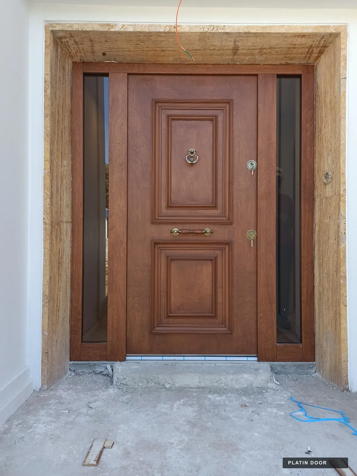 Platin Door Kahverengi klasik panel kapı uygulaması
