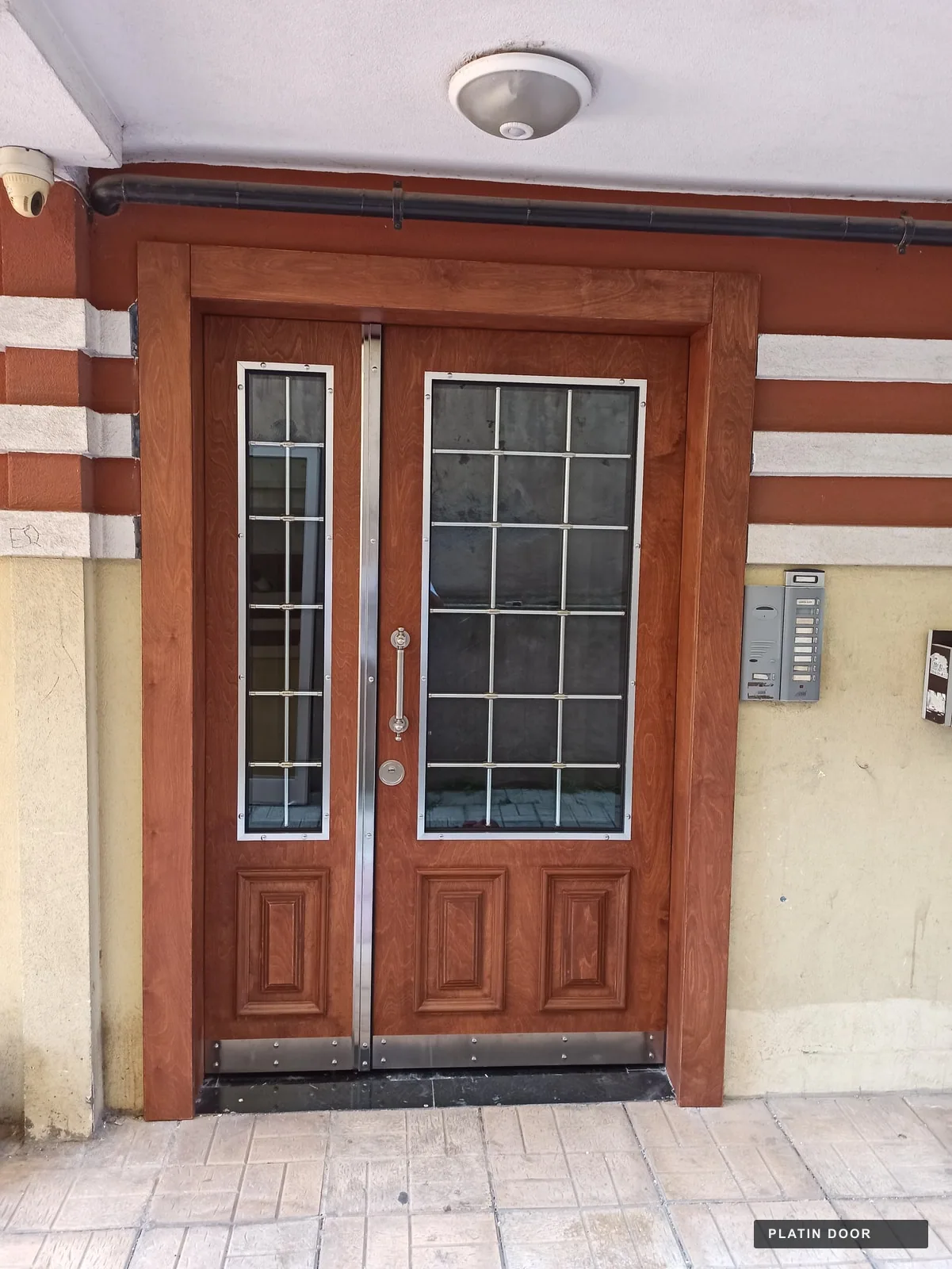 Platin Door Kahverengi camlı klasik kapı uygulaması