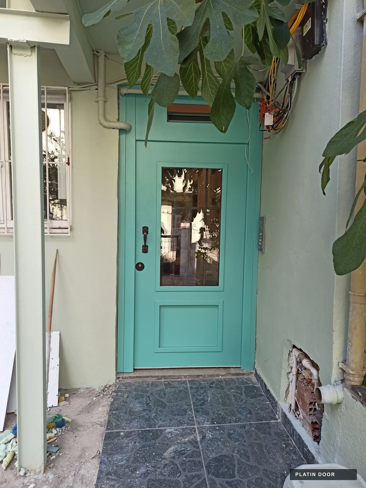 Platin Door Turkuaz camlı panel kapı uygulaması