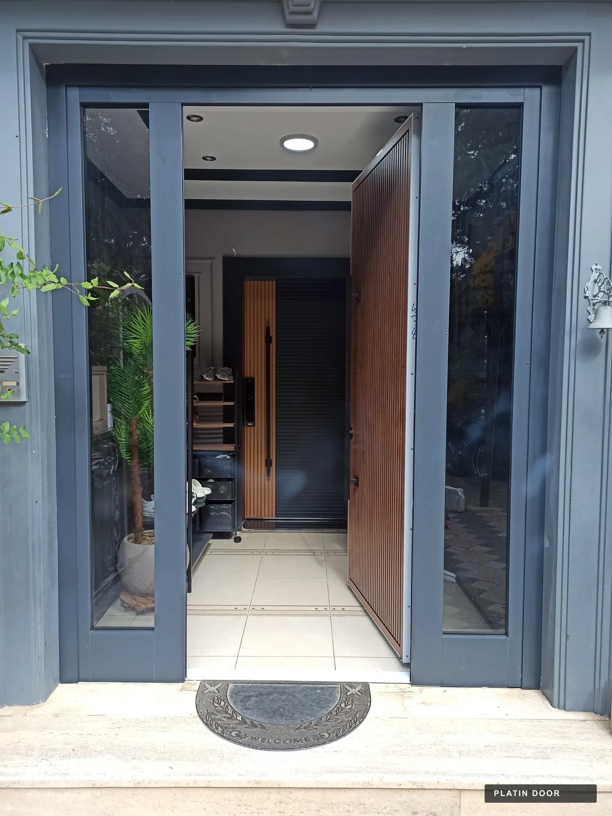 Platin Door Gri yatay panelli giriş kapısı uygulaması